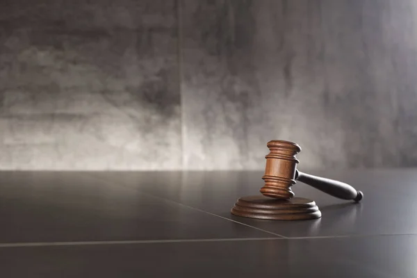 法官古色古香的木槌 法律和正义标志在石桌和背景 — 图库照片