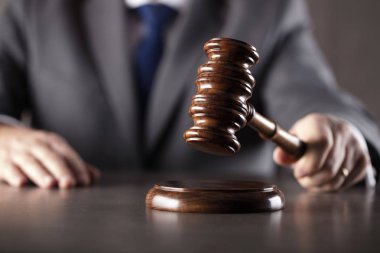 Avukat. Avukat ofisi. Antika ahşap çekiç.