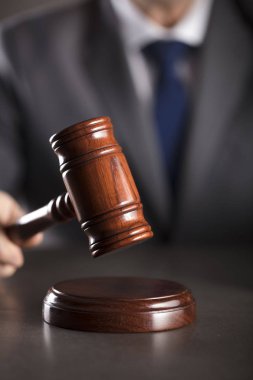 Avukat. Avukat ofisi. Antika ahşap çekiç.