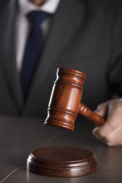 Адвокат. Юридическая консультация. Античный деревянный молоток
.