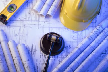 Emek ve inşaat hukuku. Tokmak, kask ve planları.