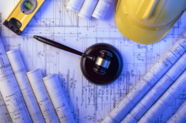 Emek ve inşaat hukuku. Tokmak, kask ve planları.