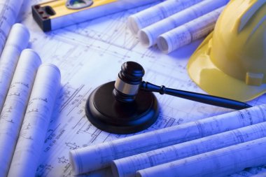 Emek ve inşaat hukuku. Tokmak, kask ve planları.