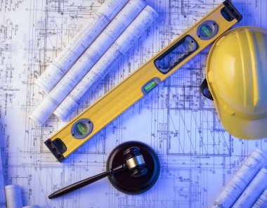 Emek ve inşaat hukuku. Tokmak, kask ve planları.