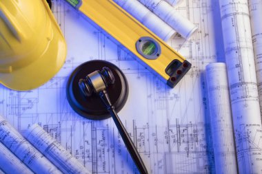 Emek ve inşaat hukuku. Tokmak, kask ve planları.