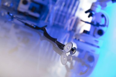 Sağlık, tıbbi kavramı. Stetoskop, mikroskop, laboratuvar arka plan, laboratuvar cam ürünleri. Mavi arka plan. Tipografi için yer.