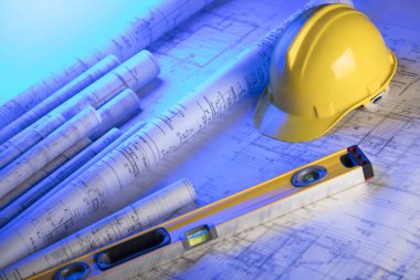 Mimarlık ve inşaat Tema. Mimar İş yerinde. Planları, libela ve kask oluşturucu rulo. Metin için yer.