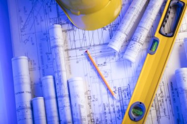 Mimarlık ve inşaat Tema. Mimar İş yerinde. Planları, libela ve kask oluşturucu rulo. Metin için yer.