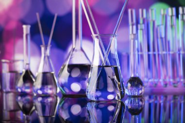 Bokeh arka plan, laboratuvar kadehler ile deneme kavramı.
