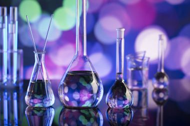 Bokeh arka plan, laboratuvar kadehler ile deneme kavramı.