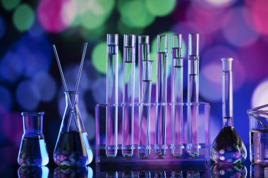 Bokeh arka plan, laboratuvar kadehler ile deneme kavramı.
