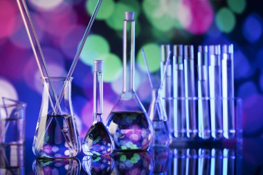 Bokeh arka plan, laboratuvar kadehler ile deneme kavramı.