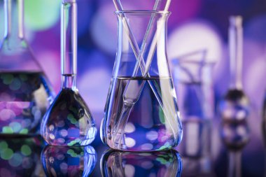 Bokeh arka plan, laboratuvar kadehler ile deneme kavramı.