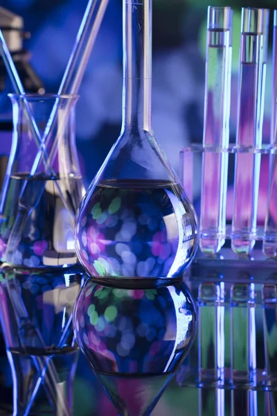 Концепція Наукового Експерименту Фоном Боке Лабораторними Склянками — стокове фото