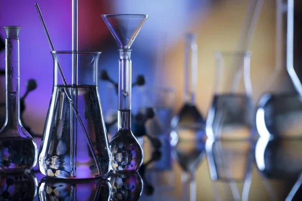 背景のボケ味 ビーカー 実験室での科学実験の概念 — ストック写真
