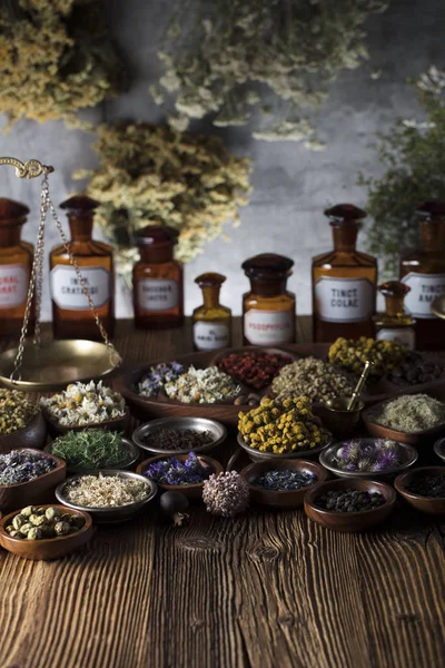 Médecine Alternative Herbes Dans Des Bols Des Bouteilles Mortier Médicaments — Photo