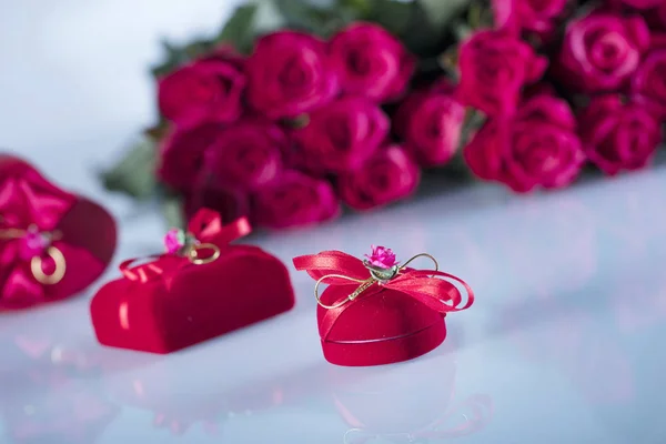 Conceito Dia Dos Namorados Buquê Rosas Vermelhas Caixas Forma Coração — Fotografia de Stock