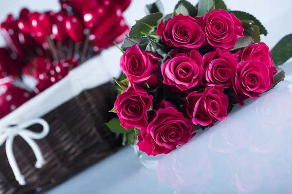 Valentines Day Concept Boeket Van Rode Rozen Witte Achtergrond Plaats — Stockfoto