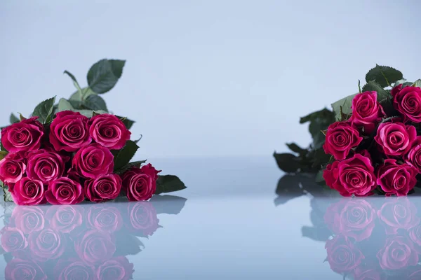 Conceito Dia Dos Namorados Buquê Rosas Vermelhas Sobre Fundo Branco — Fotografia de Stock