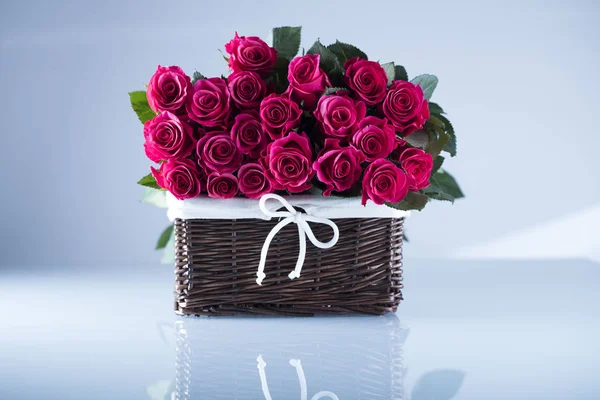 Valentinsdag Koncept Bouquet Røde Roser Hvid Baggrund Sted Typografi - Stock-foto