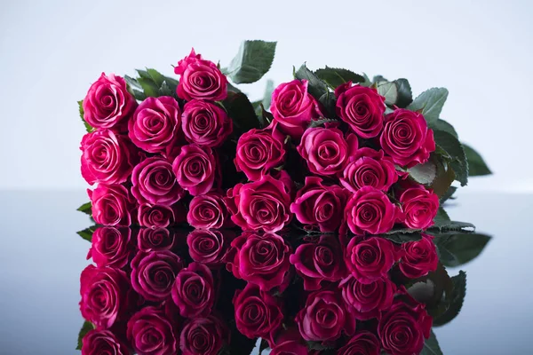 Valentines Day Concept Boeket Van Rode Rozen Witte Achtergrond Plaats — Stockfoto