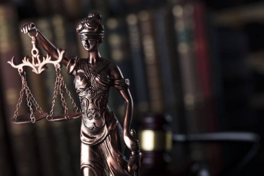 Mahkeme Kütüphane. Themis kör adalet sembolü. Kitaplık arka plan. Tipografi için yer.