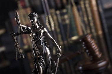 Mahkeme Kütüphane. Themis kör adalet sembolü. Kitaplık arka plan. Tipografi için yer.