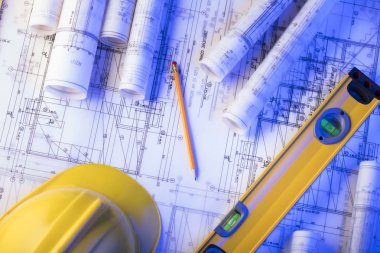 Mimarlık ve inşaat kavramı. Rulo planları, libela ve kask oluşturucu. 