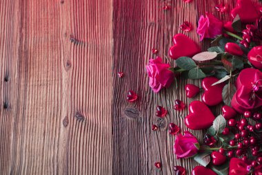 Sevgiliye arka plan. Kalpler, gül, hediyeler ve rustik ahşap masa üzerinde romantik süslemeleri. Tipografi için yer