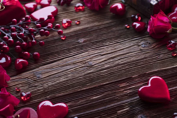 バレンタインデーの背景 ハート ギフト 素朴な木製のテーブルの上のロマンチックな装飾 タイポグラフィのための場所 — ストック写真