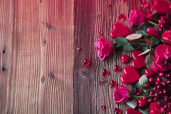 バレンタインデーの背景 ハート ギフト 素朴な木製のテーブルの上のロマンチックな装飾 タイポグラフィのための場所 — ストック写真