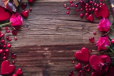 Sevgiliye arka plan. Kalpler, gül, hediyeler ve rustik ahşap masa üzerinde romantik süslemeleri. Tipografi için yer.