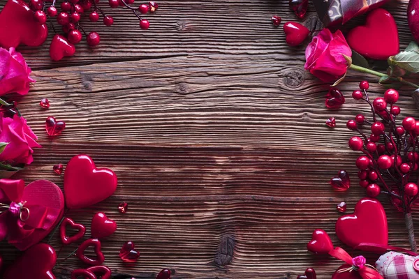 Sevgiliye Arka Plan Kalpler Gül Hediyeler Rustik Ahşap Masa Üzerinde — Stok fotoğraf