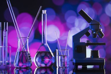 Bilim kavramı arka plan. Mikroskop ve laboratuvar cam kompozisyon bokeh arka plan üzerinde.