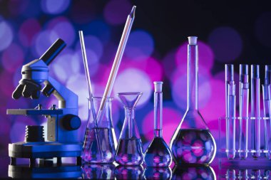 Bilim kavramı arka plan. Mikroskop ve laboratuvar cam kompozisyon bokeh arka plan üzerinde.