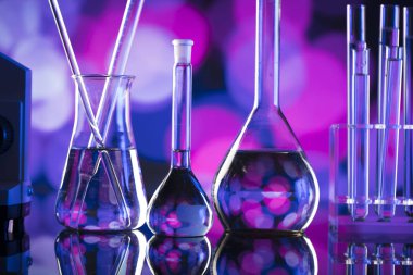 Bilim kavramı arka plan. Mikroskop ve laboratuvar cam kompozisyon bokeh arka plan üzerinde.