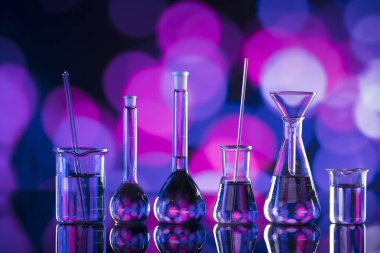 Bilim kavramı arka plan. Mikroskop ve laboratuvar cam kompozisyon bokeh arka plan üzerinde.