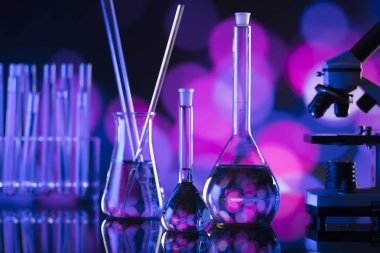 Bilim kavramı arka plan. Mikroskop ve laboratuvar cam kompozisyon bokeh arka plan üzerinde.