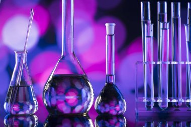 Bilim kavramı arka plan. Mikroskop ve laboratuvar cam kompozisyon bokeh arka plan üzerinde.