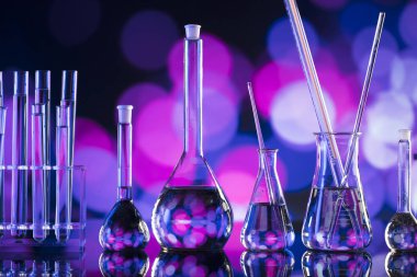 Bilim kavramı arka plan. Mikroskop ve laboratuvar cam kompozisyon bokeh arka plan üzerinde.