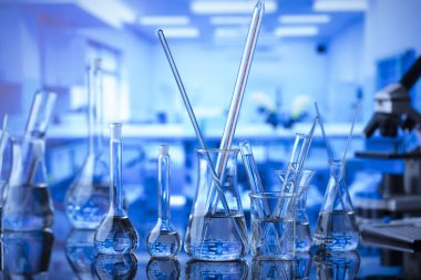 Laboratuvar kavramı. Bilimsel deney. Laboratuar kapkacakları, mikroskop.