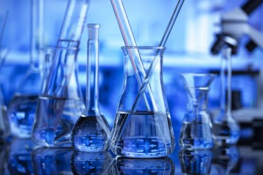 Laboratuvar kavramı. Bilimsel deney. Laboratuar kapkacakları, mikroskop.