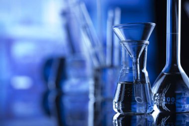 Laboratuvar kavramı. Bilimsel deney. Laboratuar kapkacakları, mikroskop.