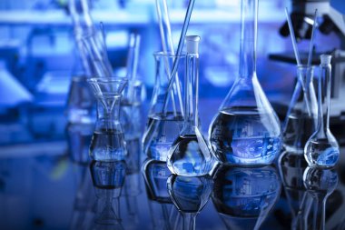 Laboratuvar kavramı. Bilimsel deney. Laboratuar kapkacakları, mikroskop.