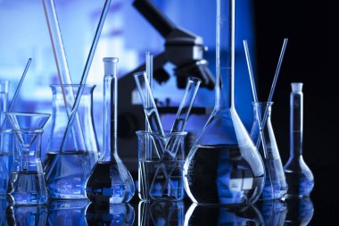 Laboratuvar kavramı. Bilimsel deney. Laboratuar kapkacakları, mikroskop.