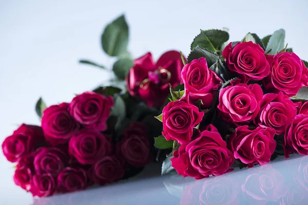 Bouquet Røde Roser Hjerte Form Kasser Med Gaver Hvid Baggrund - Stock-foto