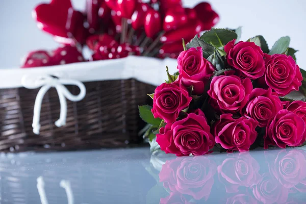 Strauß Roter Rosen Und Herzförmige Schachteln Mit Geschenken Auf Weißem — Stockfoto