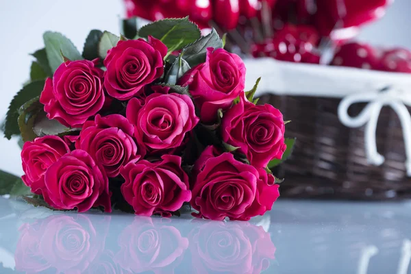 Μπουκέτο Κόκκινα Τριαντάφυλλα Και Καρδιά Σχήμα Κουτιά Δώρα Άσπρο Φόντο — Φωτογραφία Αρχείου