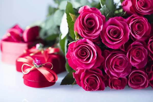 Букет Красных Роз Коробки Форме Сердца Подарками Белом Фоне Место — стоковое фото