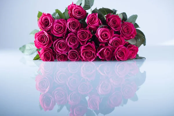 Conceito Dia Dos Namorados Buquê Rosas Vermelhas Sobre Fundo Branco — Fotografia de Stock